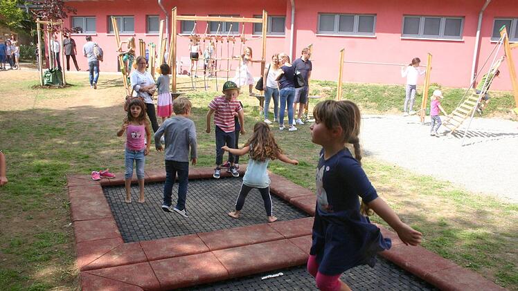 Spielgeräte für kleine und größere Kinder prägen den neu geschaffenen Spielplatz am Schlossplatz in Bad Rodach. Foto: Martin Rebhan