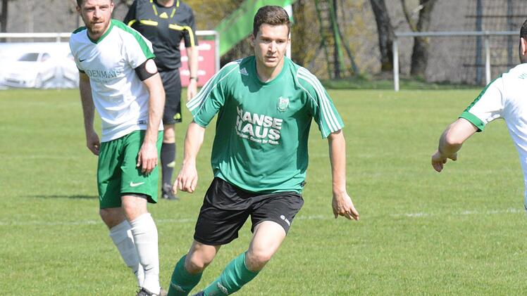 Typisch: Wenn Lukas Tartler vom FC Untererthal zum Sprint ansetzt, bleibt den Gegenspielern meist nur das Hinterherschauen. Foto: ssp