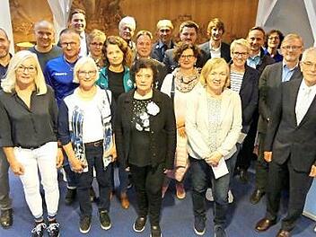 Spendenübergabe in der VR-Bank Oberfranken-Mitte mit Bereichsdirektor Gerhard Zettel (vorne, rechts)  Foto: Dieter Hübner