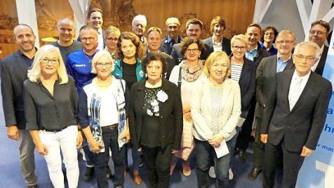 Spendenübergabe in der VR-Bank Oberfranken-Mitte mit Bereichsdirektor Gerhard Zettel (vorne, rechts)  Foto: Dieter Hübner