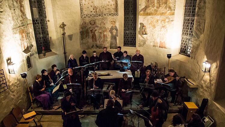 vStimmungsvolle Klänge zur Advents- und Weihnachtszeit: Der Melchior-Franck-Kreis Coburg unter seinem Leiter Knut Gramß gestaltete eine Abendmusik in der St.-Nikolaus-Kapelle am Rosengarten.Foto: Jochen Berger