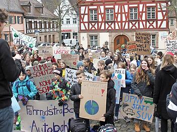 Auf dem Marktplatz in Herzogenaurach traf sich die Bewegung "Fridays for Future" zu Kundgebungen.  Foto: Bernhard Panzer