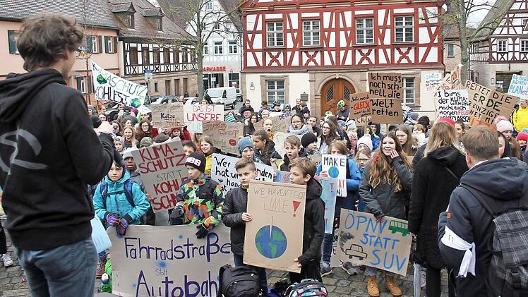 Auf dem Marktplatz in Herzogenaurach traf sich die Bewegung "Fridays for Future" zu Kundgebungen.  Foto: Bernhard Panzer