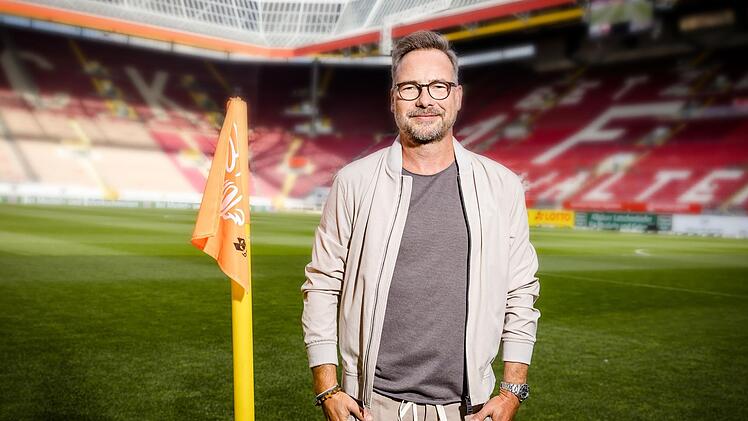 Der erste Schuss gehört neben Sky auch SAT.1: Der Sender überträgt das Auftaktspiel der neuen Bundesliga-Saison zwischen dem FC Bayern und RB Leipzig live. Als "ran"-Moderator an der Seitenlinie dabei: Matthias Opdenhövel (Bild).