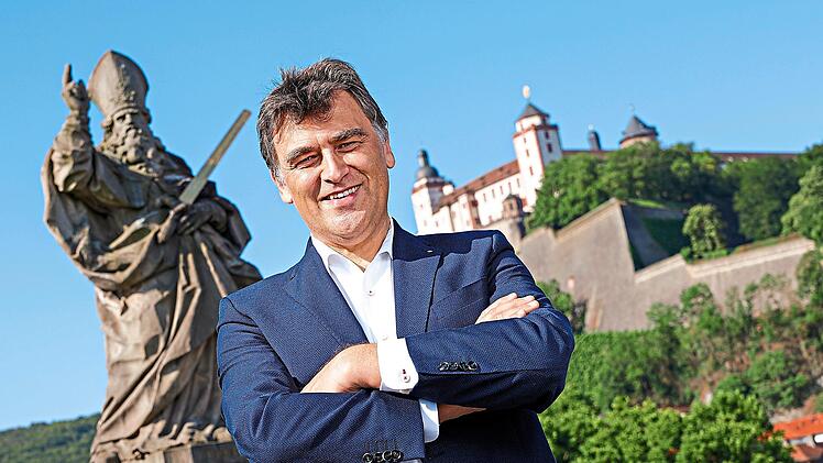 Kilian Moritz vor der Statue des Heiligen Kilians auf der Alten Mainbr&uuml;cke in W&uuml;rzburg.  Daniel L&ouml;b