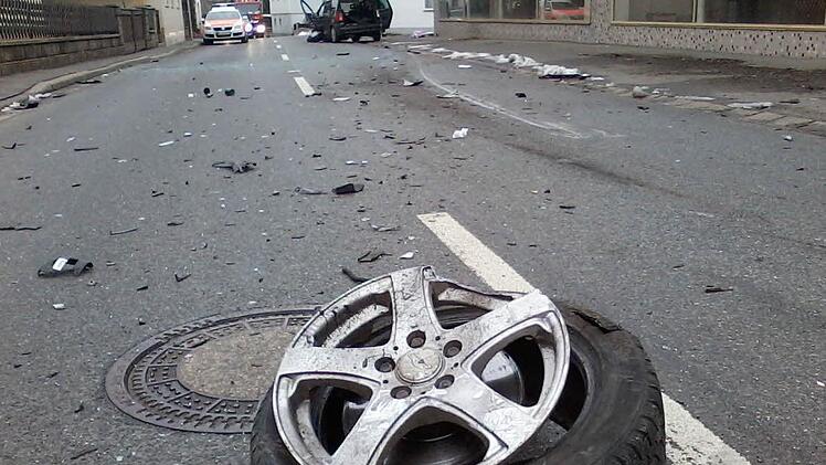 Die Sonneberger Straße war nach dem Crash ein Trümmerfeld.