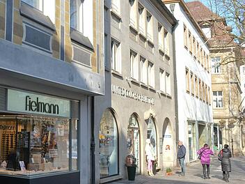 Fielmann (Vordergrund) erweitert seine Bamberger Niederlassung am Standort Grüner Markt, indem er in das übernächste Haus mit der weißen Fassade zieht. Dort gab es bis Weihnachten die Buchhandlung Görres. Alle Fotos: Ronald Rinklef