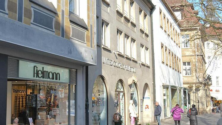 Fielmann (Vordergrund) erweitert seine Bamberger Niederlassung am Standort Grüner Markt, indem er in das übernächste Haus mit der weißen Fassade zieht. Dort gab es bis Weihnachten die Buchhandlung Görres. Alle Fotos: Ronald Rinklef