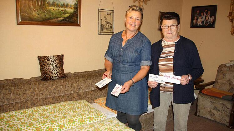 Jedes Zimmer im Hause Brand wird genutzt, und damit (von links) Edeltraud Brand und Klara Zisler den Überblick nicht verlieren, verteilten sie bereits gestern die 32 Namensschilder. Fotos: Ralf Ruppert (3)