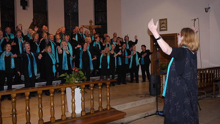 Eva-Maria Noé (r.) animiert den "Neuen Chor" dazu, alles Können und Leidenschaft in die Waagschale zu legen.Fotos: Lindner