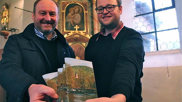 Pfarrer Paul Kowol (links) und Verfasser Michael Rotschedl präsentieren den Kirchenführer in der St. Cyriakus-Kirche Morlesau.  Foto: Gerd Schaar