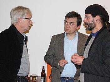 Bürgermeister Jens Korn (Mitte) im Gespräch mit den Planern Leonhard Valier (links) und Gunter Schramm Foto: Friedwald Schedel