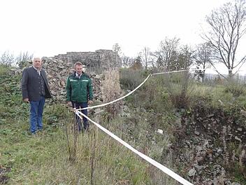 Die Freilegung des Palas auf der Osterburg wird nicht realisiert. Bruno Werner (links) und Bürgermeister Udo Baumann (rechts) bei der Besichtigung der Burg. Was im inneren der Burg schlummert, wird nun nicht ans Tageslicht kommen.  Foto: Marion Eckert