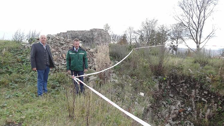 Die Freilegung des Palas auf der Osterburg wird nicht realisiert. Bruno Werner (links) und Bürgermeister Udo Baumann (rechts) bei der Besichtigung der Burg. Was im inneren der Burg schlummert, wird nun nicht ans Tageslicht kommen.  Foto: Marion Eckert