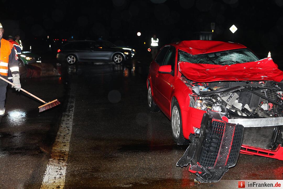 Auto erfasst Pferd und Reiterin