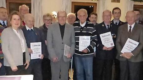 31 Männern wurde mit einer Ehrenurkunde für ihre jahrzehntelange treue Mitgliedschaft und enge Verbundenheit zum Feuerwehrverein Ludwigschorgast gedankt.  Fotos: Klaus-Peter Wulf