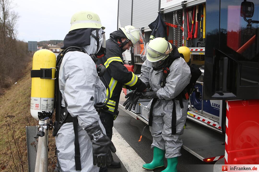 Chemie-Alarm auf der A3 - Feuerwehr sichert Gefahrgut