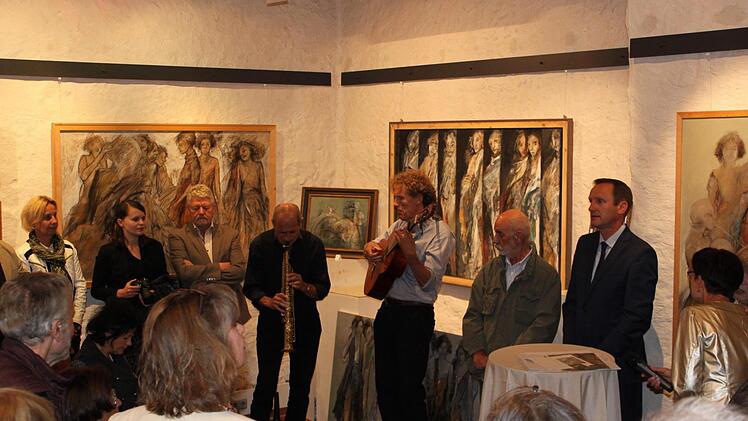 Zahlreiche Künstler sowie Kunstinteressierte wohnten der Auftaktveranstaltung bei, die von den beiden Jazzmusikern Rainer Schwander am Sopransaxophon und Bernhard von der Goltz an der Gitarre musikalisch bereichert wurde.