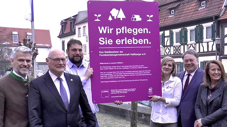 Auch die Aktion "Waldschilder" wurde öffentlich vorgestellt. Im Bild von links: MdL Steffen Vogel, Bürgermeister Wolfgang Borst, Förster Christian Mehlhorn, Försterin Anna Seidenzahl, Minister Helmut Brunner, FBG- und FVU-Geschäftsführerin Birgitt Ulrich.