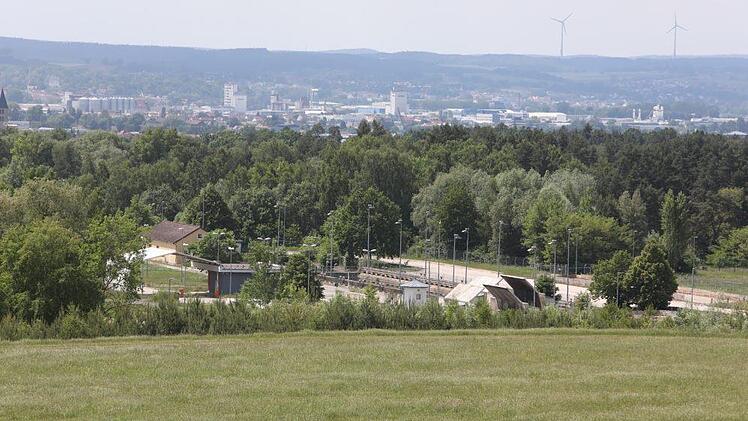 Der Blick über die Panzerwaschanlage hinweg auf Bamberg