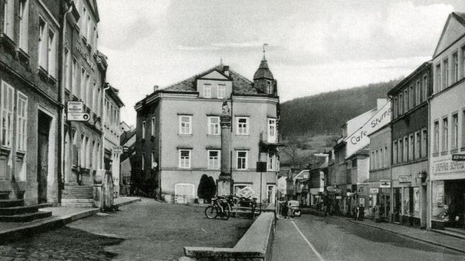 Treffpunkt der Jugend: Auf der Mauer am Marktplatz trafen sich früher die jungen Leute. Repro: Archiv Matthias Dittmayer