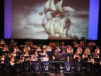 Das Vororchester kam bei der Filmmelodie von "Fluch der Karibik" voll in Fahrt. Silke Scheffold sorgte für die passende Kulisse. Foto: Sonny Adam
