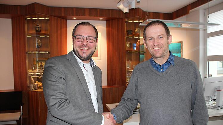 Rainer Mattern (rechts) übergibt an Sebastian StraubelOliver Schmidt