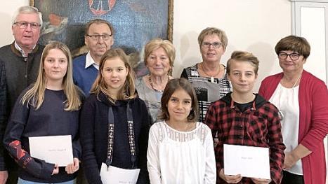 Die erfolgreiche Jugend sowie die ehrenamtlichen Helfer der Dorfversch&ouml;nerung (v.l.): Gemeinderat Erwin Gr&uuml;nbeck, Paulina Gampert, Rudi Ahles, Katharina Degen, Anni R&uuml;ttger, Lilly Gampert, Imelda Bauer, Hannes Kolb sowie Zweite B&uuml;rgermeisterin Petra Niechziol