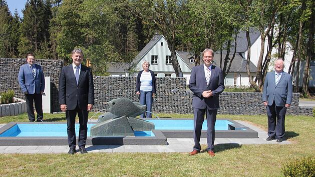 Landrat Klaus L&ouml;ffler (vorne rechts) mit seinem Stellvertreter Gerhard Wunder (CSU, vorne links) und den weiteren Stellvertretern Gerhard L&ouml;ffler (FW), Edith Memmel (Gr&uuml;ne) und Bernd Steger (FW).  Foto: V. Schadeck