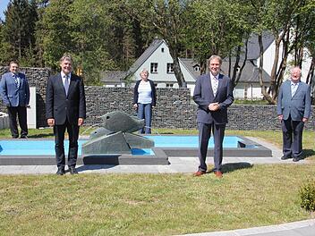 Landrat Klaus Löffler (vorne rechts) mit seinem Stellvertreter Gerhard Wunder (CSU, vorne links) und den weiteren Stellvertretern Gerhard Löffler (FW), Edith Memmel (Grüne) und Bernd Steger (FW).  Foto: V. Schadeck
