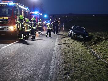 Auto landet bei Unfall im Kreis Ansbach im Straßengraben