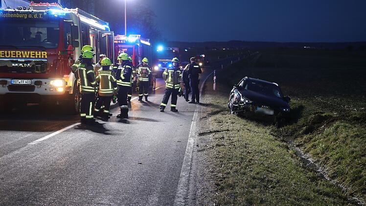 Auto landet bei Unfall im Kreis Ansbach im Straßengraben