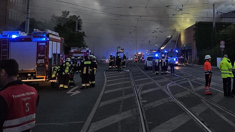 Brand-Gro&szlig;einsatz in N&uuml;rnberg: Mega-Rauchwolke zieht durch ganzes Stadtviertel