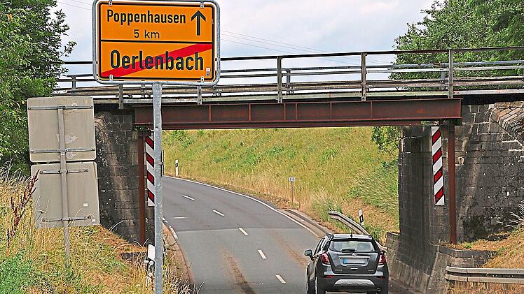 In der Bahnunterf&uuml;hrung steckten zwei Autos fest, da die Unterf&uuml;hrung durch den Starkregen vollgelaufen war. J&uuml;rgen Wittrin
