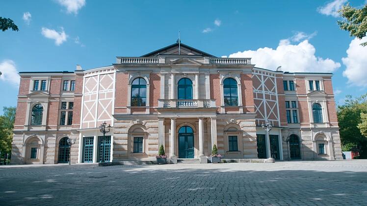 Das Festspielhaus Bayreuth wurde eigens von Richard Wagner f&uuml;r seine Werke entworfen - heute z&auml;hlt es zu den ber&uuml;hmtesten Opernh&auml;usern der Welt. Mit der Auff&uuml;hrung des Zyklus "Der Ring des Nibelungen" wurde es am 13. August 1876 er&ouml;ffnet.