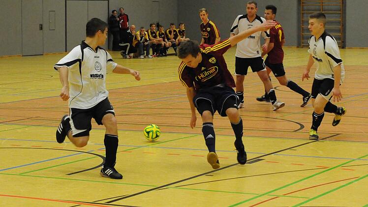 Szene aus dem Spiel des FC Hammelburg (weiße Trikots) gegen den FC Thulba.