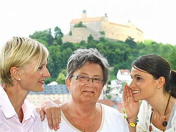 "Unbedingt weitersagen: Mehr Frauen in die Kommunalpolitik" - das ist das Motto einer Initiative der Gleichstellungsbeauftragten Heike Söllner. Regina Kusche, Brigitte Kellner und Kathrin Dietzel (von links) unterstützen die Idee. Foto: Landkreis Kulmbach