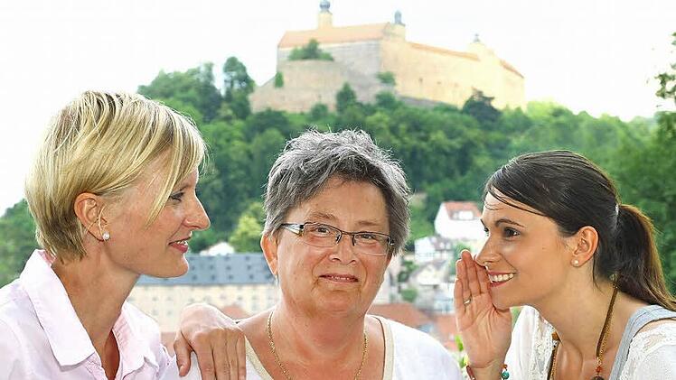 "Unbedingt weitersagen: Mehr Frauen in die Kommunalpolitik" - das ist das Motto einer Initiative der Gleichstellungsbeauftragten Heike Söllner. Regina Kusche, Brigitte Kellner und Kathrin Dietzel (von links) unterstützen die Idee. Foto: Landkreis Kulmbach