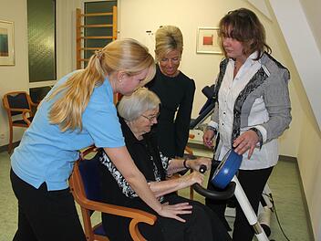 Gut betreut wird Patientin Maria Göbel von (von links) Ergotherapeutin Annika Kisslinger, Ärztlicher Direktorin Dr. Bianca Herrmann und Chefärztin Dr. Evelyn Müller-Bödefeld. Fotos: Thomas Mäuser