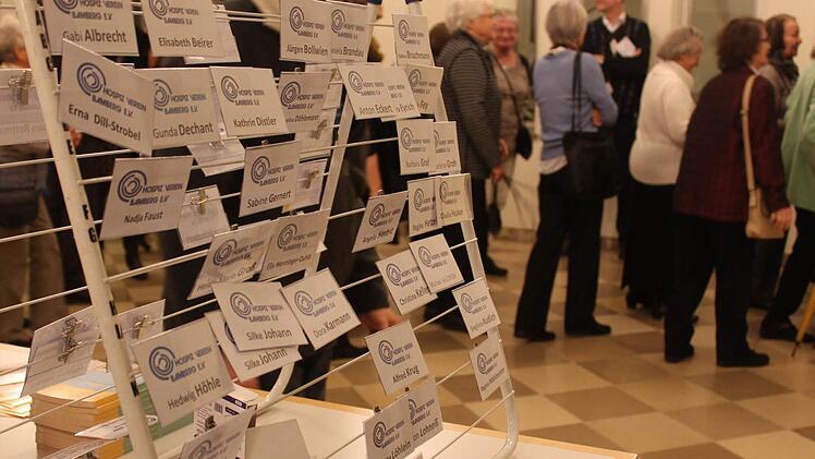 Ein Wäscheständer kann auch als Namenskärtchen-Halter fungieren. 80 Ehrenamtliche prägen die Arbeit beim Hospizverein.  Foto: Sarah Dann