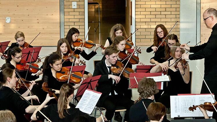 Unter der Leitung von Till Fabian Weser gastierte das Jugendsymphonieorchester Oberfranken erstmals in Bad Rodach.Foto: Jochen Berger