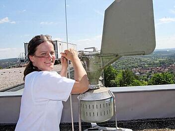 Hoch über Münnerstadt fängt diese Pollenfalle Blütenstaub auf. Claudia Reidelbach betreut die Anlage zusammen mit ihren Labor-Kolleginnen am Thoraxzentrum. Fotos: Heike Beudert