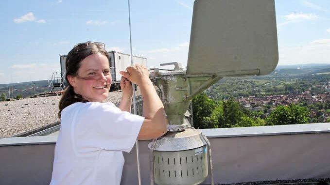 Hoch über Münnerstadt fängt diese Pollenfalle Blütenstaub auf. Claudia Reidelbach betreut die Anlage zusammen mit ihren Labor-Kolleginnen am Thoraxzentrum. Fotos: Heike Beudert