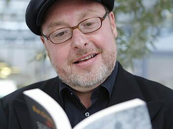 Thomas Kastura mit dem zweiten Band seiner Krimierzählungen über das schräge Bamberger Ermittlerpaar Brandeisen und Küps. Foto: Matthias Hoch
