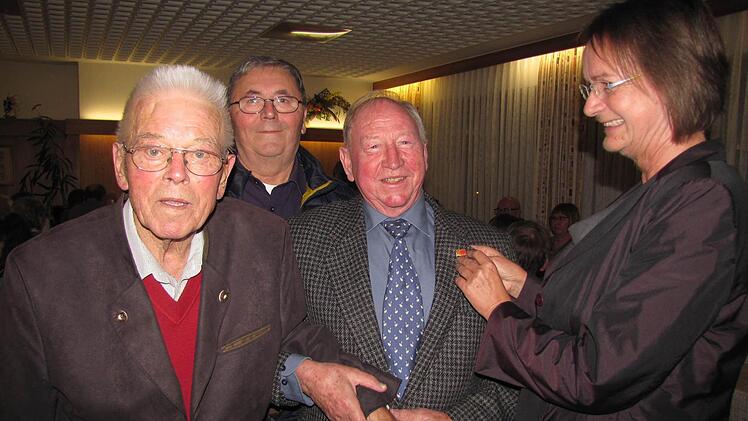 Doris Stadelmeyer ehrt (von links) Günther Roth, Heinz Rychtar und Wilhelm Braunschmidt für 60 Jahre Mitgliedschaft. Foto: Martin Koch