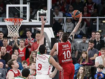 Daniel Theis (r.) zieht an Ioannis Bourousis vorbei und erzielt zwei seiner insgesamt 21 Punkte. Fotos: sportpress
