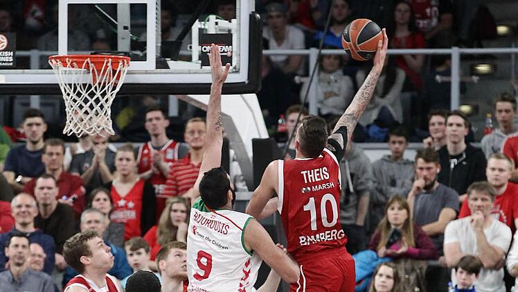 Daniel Theis (r.) zieht an Ioannis Bourousis vorbei und erzielt zwei seiner insgesamt 21 Punkte. Fotos: sportpress