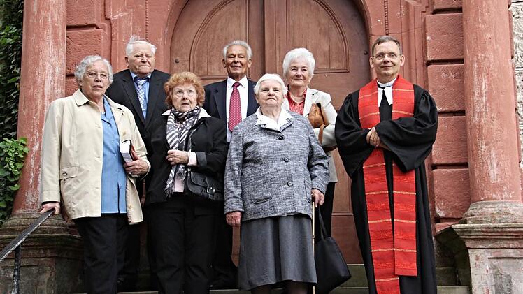Gnadenkonfirmation feierten vor 70 Jahren diese Frauen und Männer mit Pfarrer Manfred Greinke, außer Johann Höhn (Zweiter von links), der vor 80 Jahren konfirmiert wurde und seine "Eichenkonfirmation" feiern konnte. Foto: Helmut Will