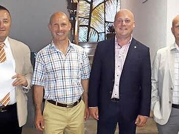 In zwei Wochen findet die entscheidende Stichwahl zwischen Ewald Simon (zweiter von links) und Georg Seiffert (Mitte) statt. Wolfgang Enders (rechts) ist ausgeschieden. Bürgermeister Udo Baumann (links) gab als Wahlleiter das Ergebnis bekannt. Foto: Marion Eckert