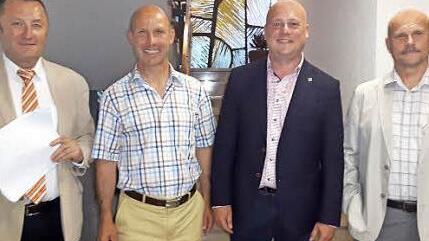 In zwei Wochen findet die entscheidende Stichwahl zwischen Ewald Simon (zweiter von links) und Georg Seiffert (Mitte) statt. Wolfgang Enders (rechts) ist ausgeschieden. Bürgermeister Udo Baumann (links) gab als Wahlleiter das Ergebnis bekannt. Foto: Marion Eckert